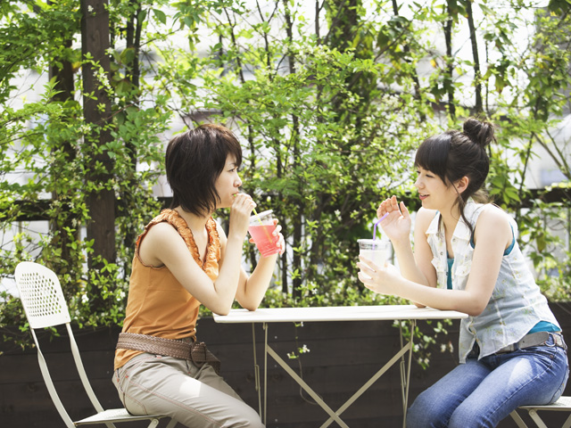 友人と話す女性